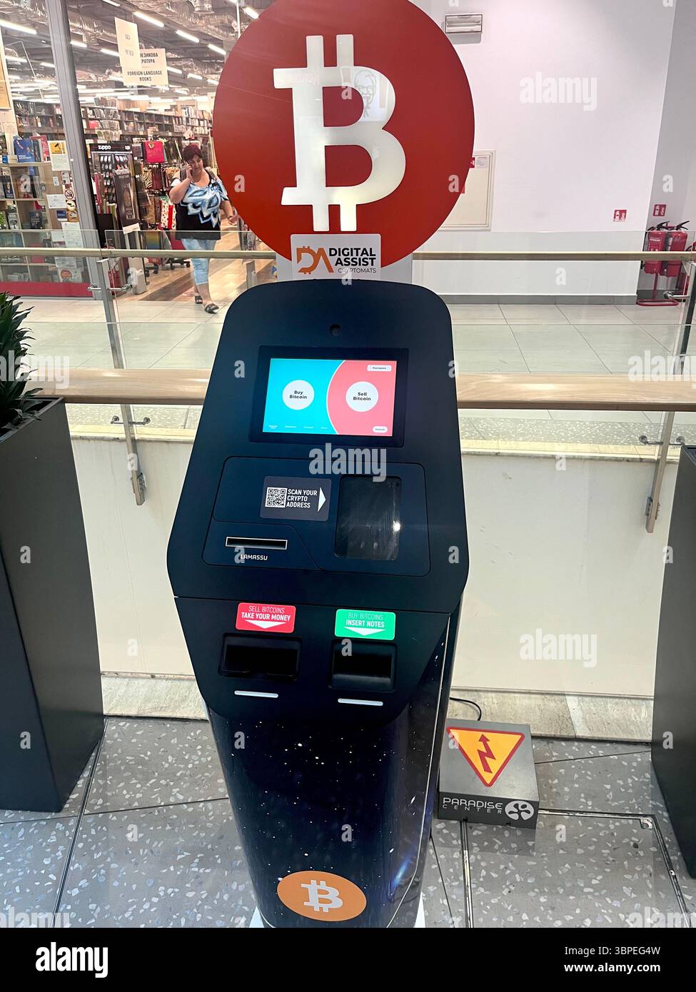 Bitcoin-Geldautomat in einem modernen Einkaufszentrum in Sofia, Bulgarien, ermöglicht einfache Kryptowährungstransaktionen für Käufer, Südosteuropa und Balkan - Smartphone-aufgenommenes Stockfoto