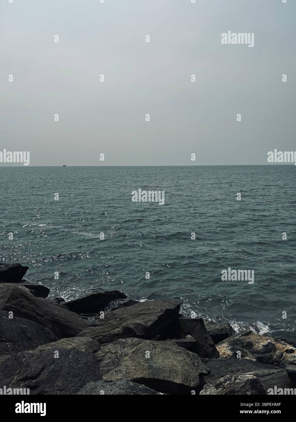 Das Meer, sobald es seinen Zauber auslöst, hält einen für immer in seinem Netz des Wunders - Jacques Cousteau - Smartphone-aufgenommenes Stockfoto