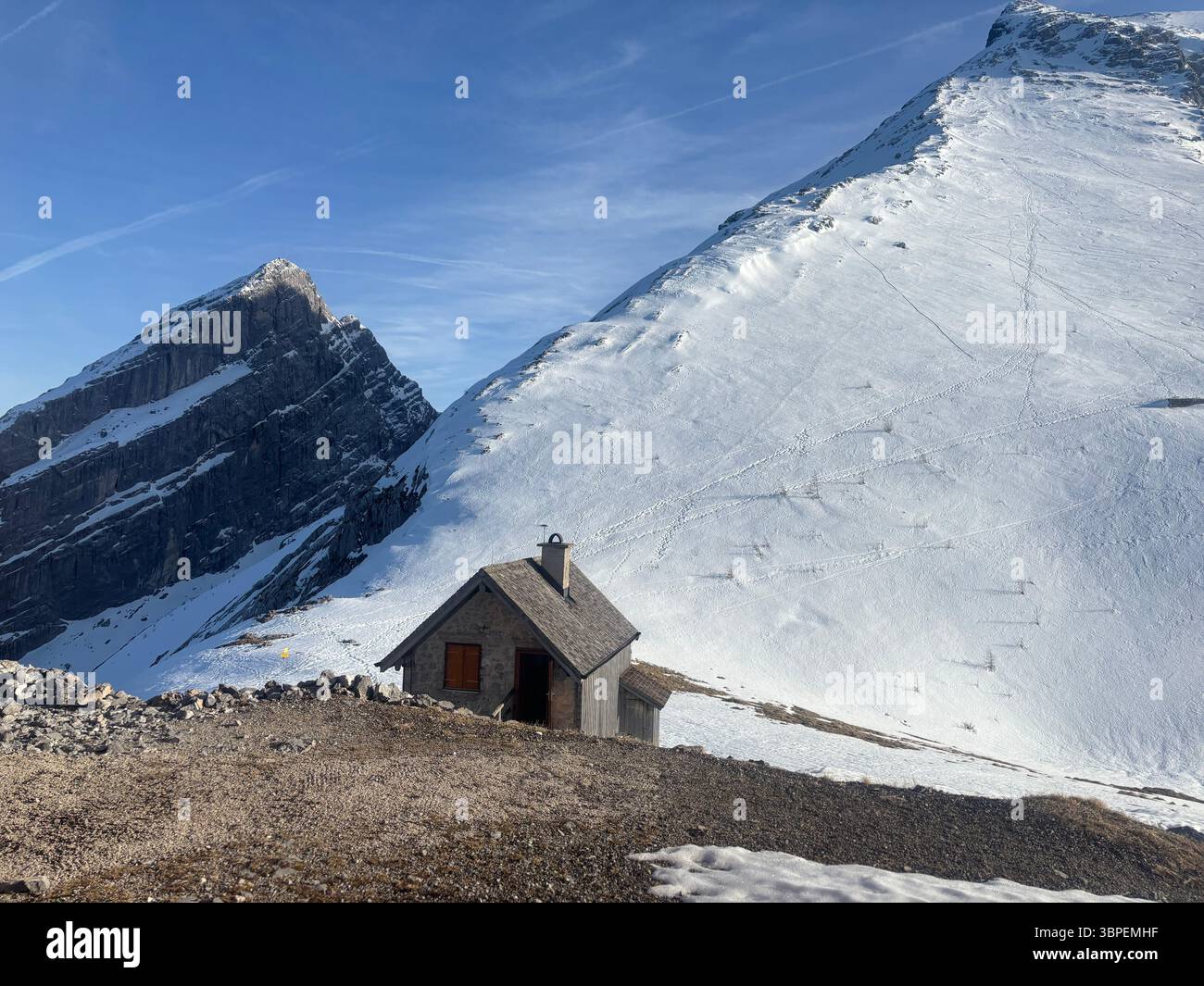 Rustikale Berghütte mit Blick auf die Alpen - Smartphone-aufgenommenes Stockfoto