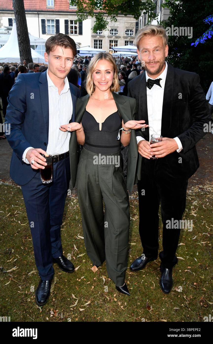 Paul Sundheim, Sina Tkotsch und Frederic Heidorn beim Cocktail Prolonge anlässlich der Halbfinalrunde der Internationalen Emmy Awards 2025 im Schlosshotel Berlin. Berlin, 07.07.2025 *** Paul Sundheim, Sina Tkotsch und Frederic Heidorn auf der Cocktail Prolonge anlässlich der Halbfinalrunde der Jury der International Emmy Awards 2025 im Schlosshotel Berlin Berlin, 07 2025 Foto:XF.xKernx/xFuturexImagex Extenge 5902 Stockfoto