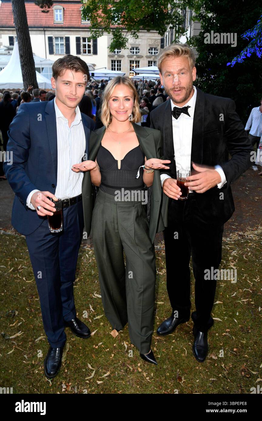 Paul Sundheim, Sina Tkotsch und Frederic Heidorn beim Cocktail Prolonge anlässlich der Halbfinalrunde der Internationalen Emmy Awards 2025 im Schlosshotel Berlin. Berlin, 07.07.2025 *** Paul Sundheim, Sina Tkotsch und Frederic Heidorn auf der Cocktail Prolonge anlässlich der Halbfinalrunde der Jury der International Emmy Awards 2025 im Schlosshotel Berlin Berlin, 07 2025 Foto:XF.xKernx/xFuturexImagex Extenge 5899 Stockfoto