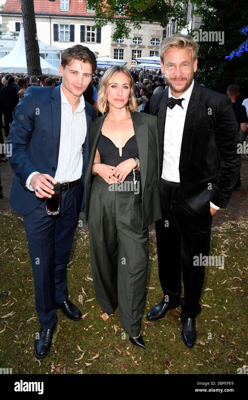 Paul Sundheim, Sina Tkotsch und Frederic Heidorn beim Cocktail Prolonge anlässlich der Halbfinalrunde der Internationalen Emmy Awards 2025 im Schlosshotel Berlin. Berlin, 07.07.2025 *** Paul Sundheim, Sina Tkotsch und Frederic Heidorn auf der Cocktail Prolonge anlässlich der Halbfinalrunde der Jury der International Emmy Awards 2025 im Schlosshotel Berlin Berlin, 07 2025 Foto:XF.xKernx/xFuturexImagex Extenge 5901 Stockfoto