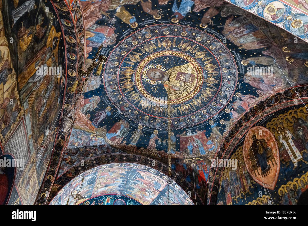 Komplizierte byzantinische Deckenfresken mit Christus-Pantokrator im Bachkowo-Kloster, Bulgarien, mit himmlischen Heerscharen und biblischen Szenen Stockfoto