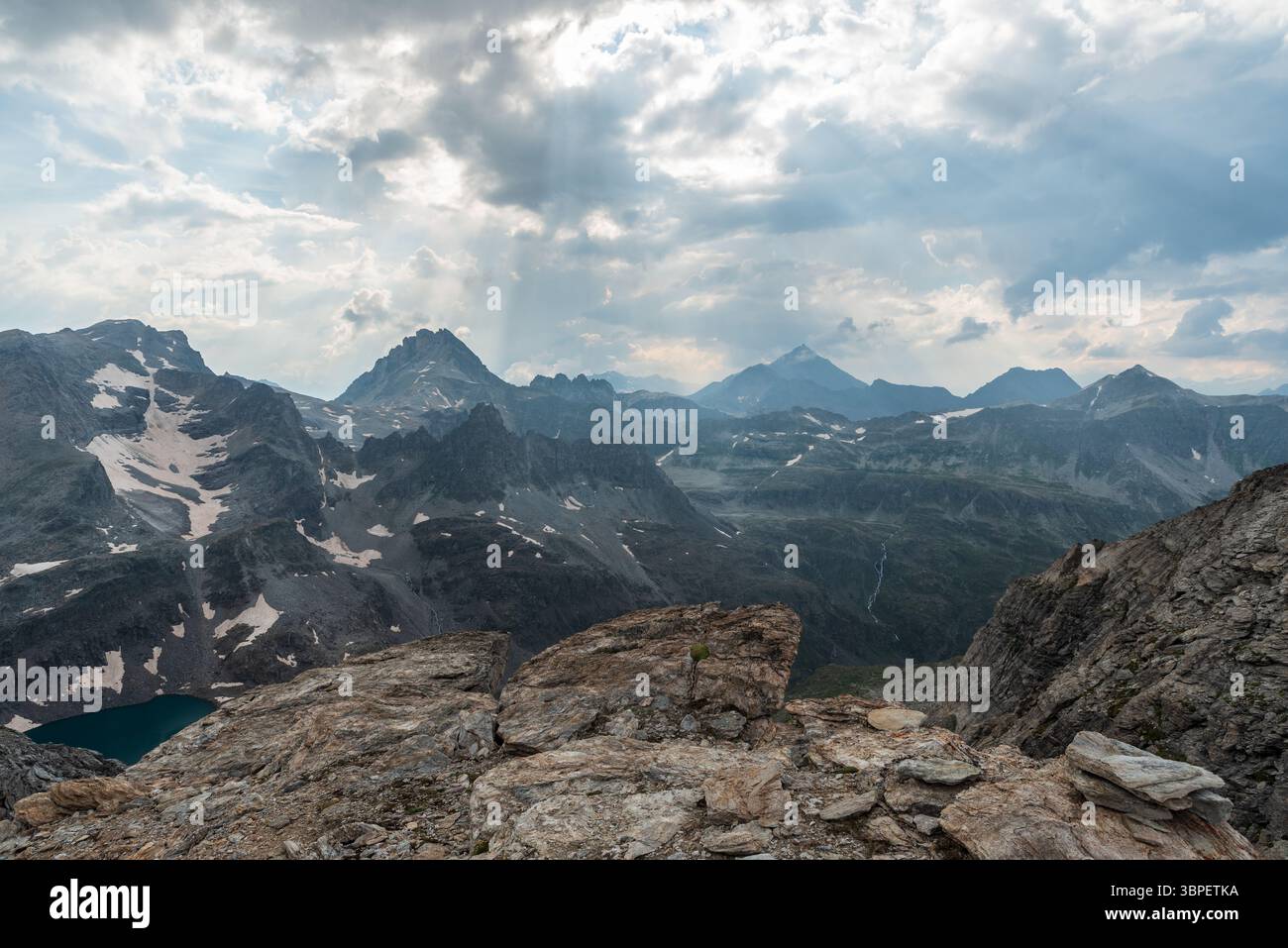 Blick vom Colle dell'Agnello superiore in den Kottischen Alpen an der französisch-italienischen Grenze während des Sommernachmittags Stockfoto