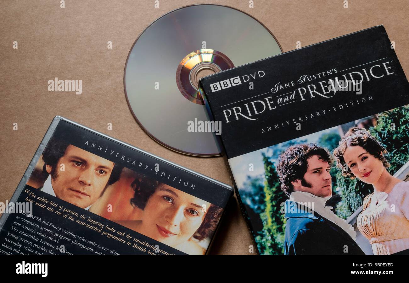 Jane Austens „Pride and Prejudice“ DVD-Disc der BBC-Serie mit Covern, isoliert auf hellem, glattem Hintergrund, oben angewinkelt. 30 Jahre. Stockfoto