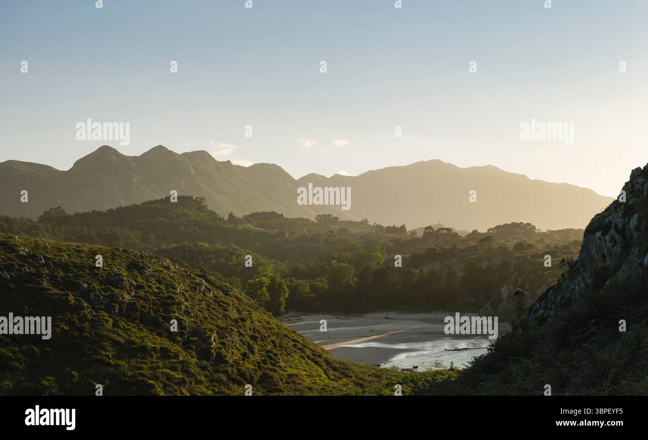 Wunderschöne Bucht umgeben von Wäldern und Bergen an der asturischen Küste Stockfoto