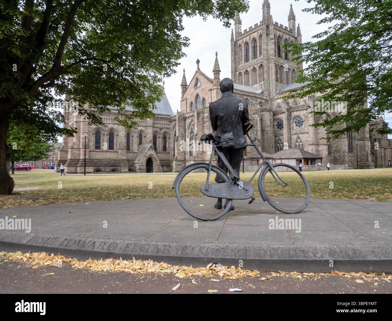Eine Statue von Edward Elgar vor der Hereford Cathedral in Herefordshire, Großbritannien. Stockfoto