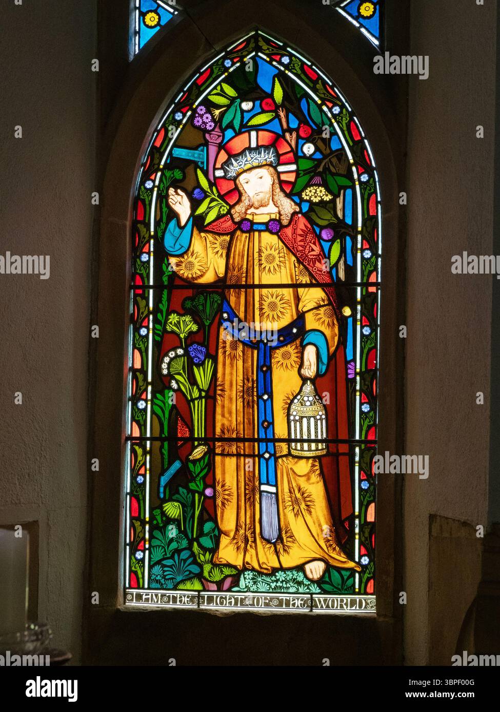 Ein Buntglasfenster in der St. Marys Kirche in Abbeycwmhir, Powys, Wales, Großbritannien. Stockfoto