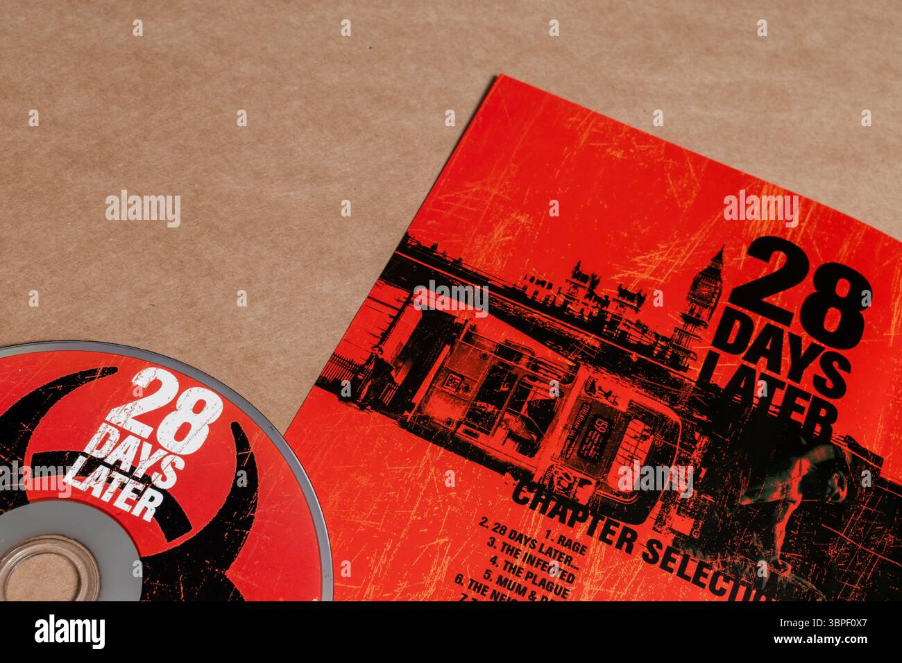 „28 Days Later“-DVD mit Kapitelflyer, isoliert auf glattem Papphintergrund. Nur redaktionelle Verwendung. Stockfoto