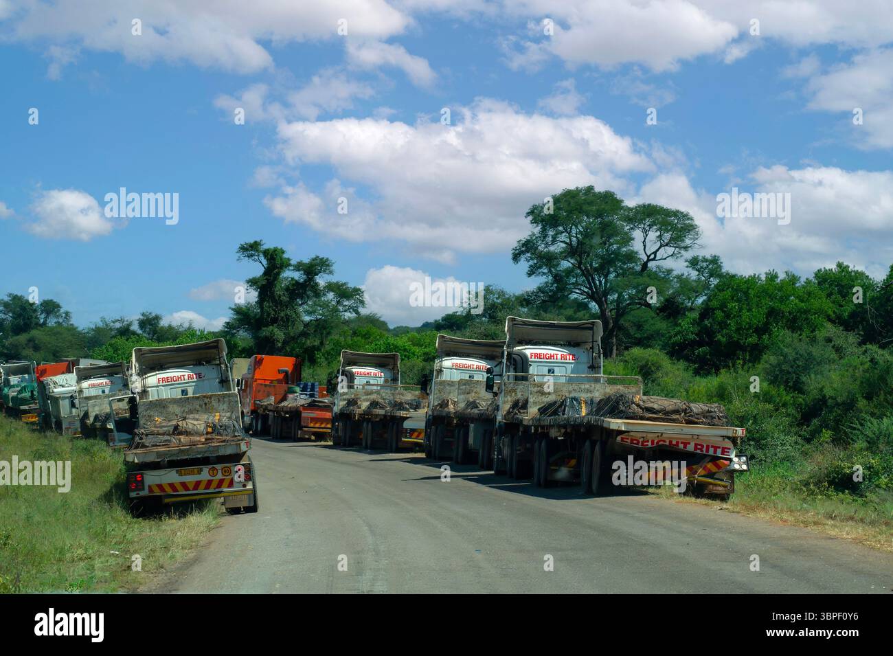 Truck Queue an der Grenze zwischen Simbabwe und Botswana – Frachtritenkonvoi im südlichen Afrika Stockfoto