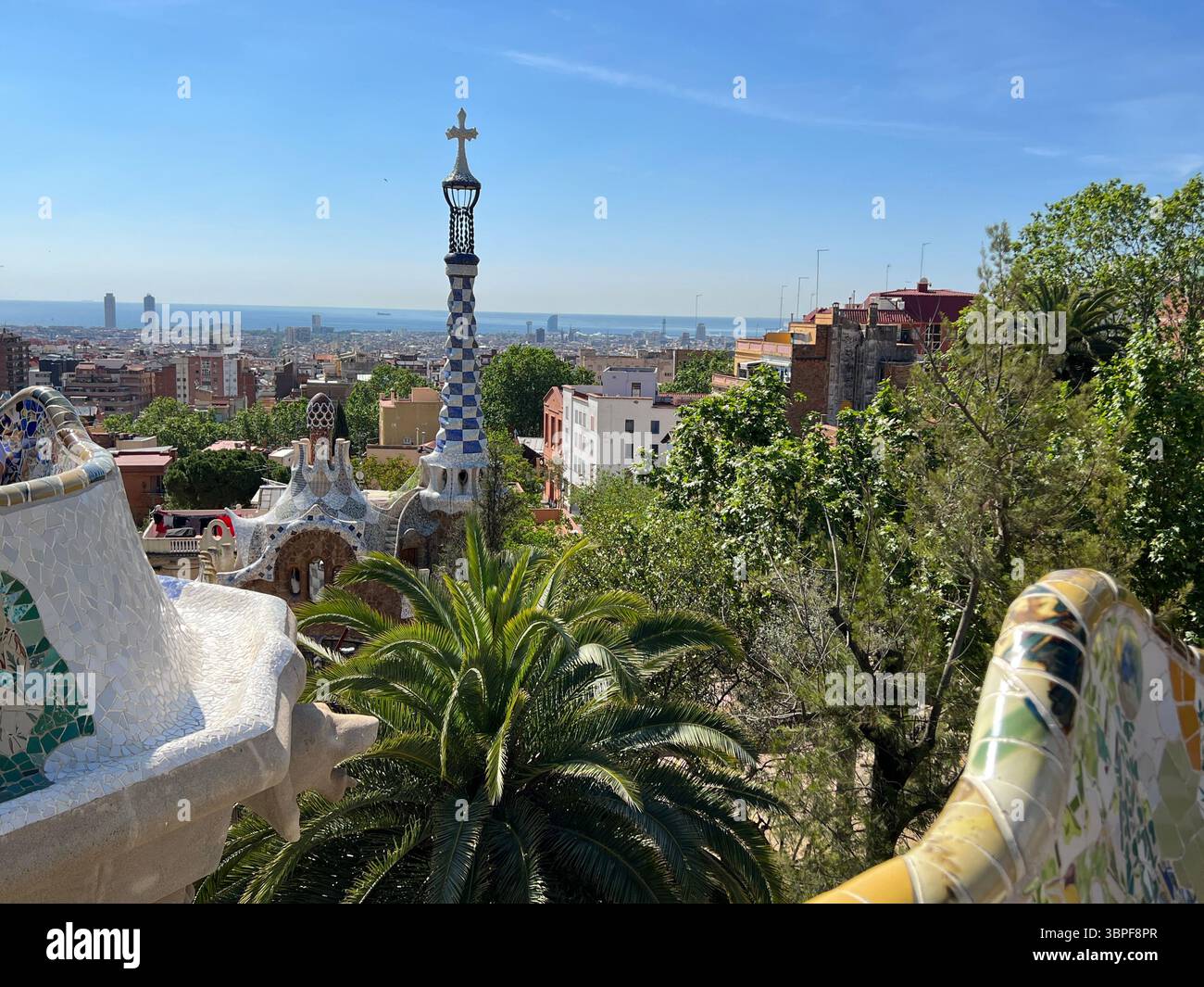 Blick auf den Park Güell, der das Wesen von Barcelonas architektonischer Schönheit einfängt. Barcelona Spanien - Smartphone-aufgenommenes Stockfoto