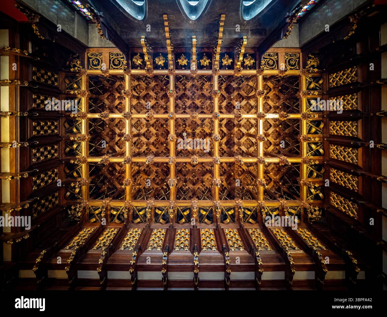 Die prächtige und reich verzierte Kassettendecke mit Holz und vergoldeten Details im Inneren des Palau Güell von Antoni Gaudí, Barcelona, Spanien. Stockfoto