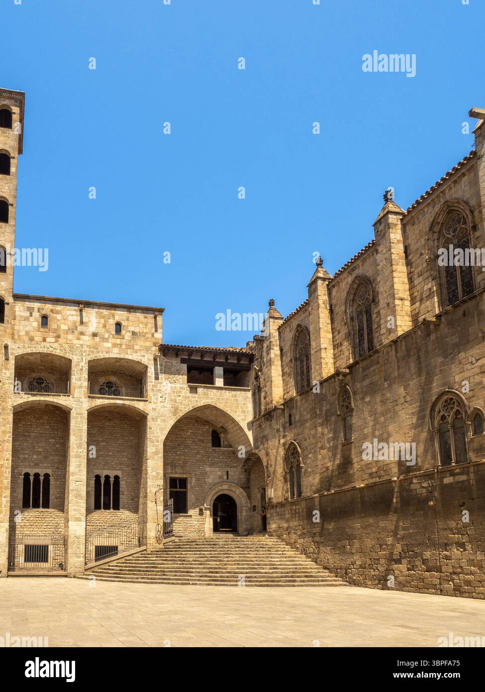 Der historische Platz des Königs, Teil des Palau Reial Hauptkomplexes im Herzen des gotischen Viertels, Barcelona, Spanien. Stockfoto