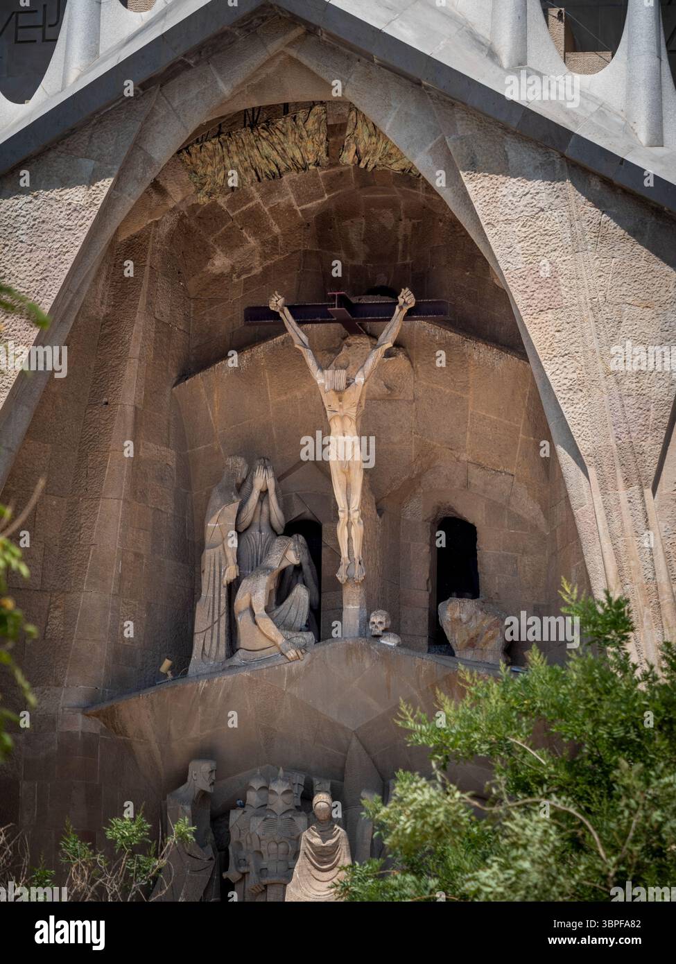 Detail der Kreuzigung Christi, eine Skulptur von Josep Maria Subirachs an der Passionsfassade von La Sagrada Familia, Barcelona, Spanien. Stockfoto
