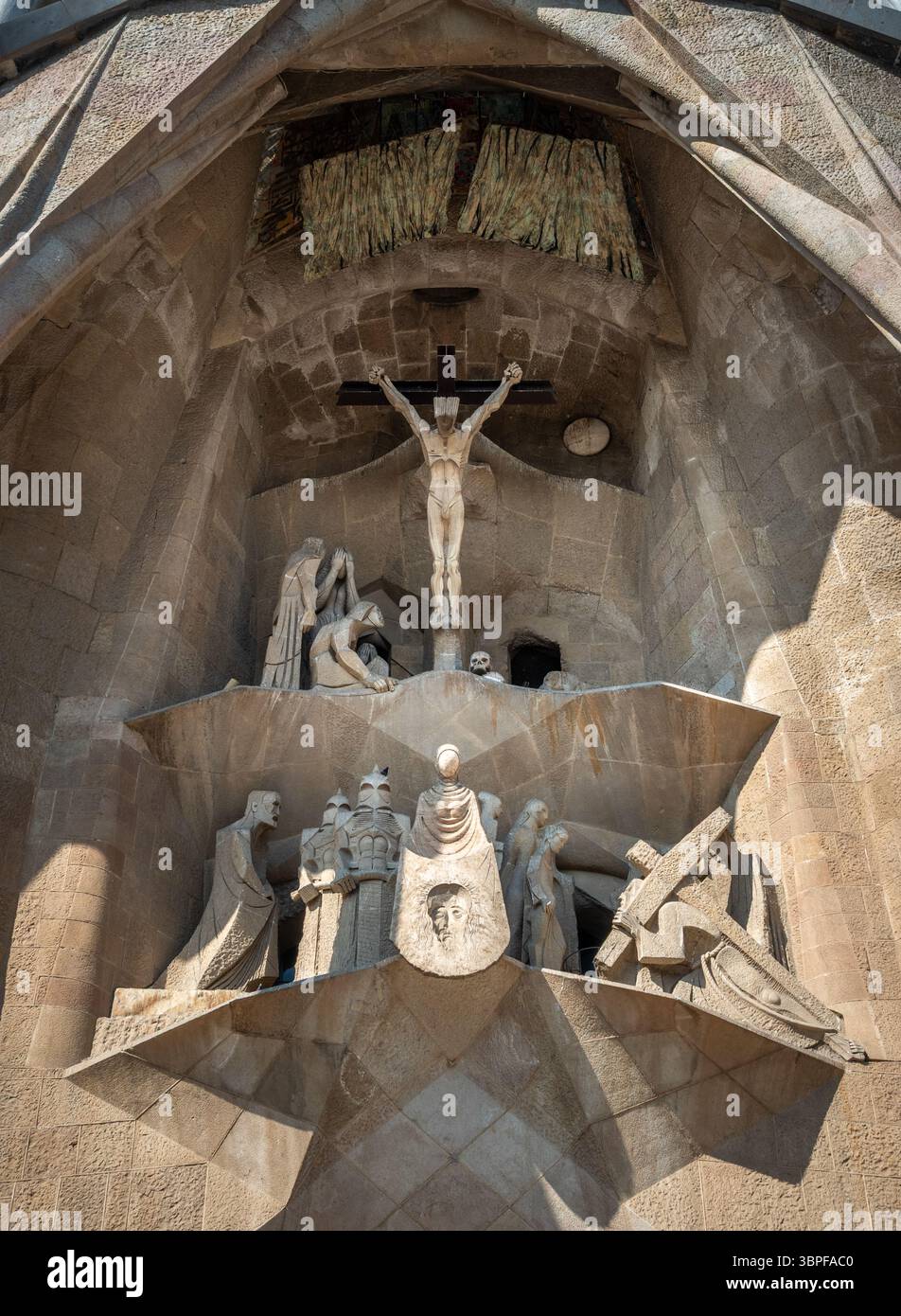 Die zentrale Skulpturengruppe der Passionsfassade von Josep Maria Subirachs, die die Kreuzigung Christi darstellt, in La Sagrada Familia, Barcelona. Stockfoto