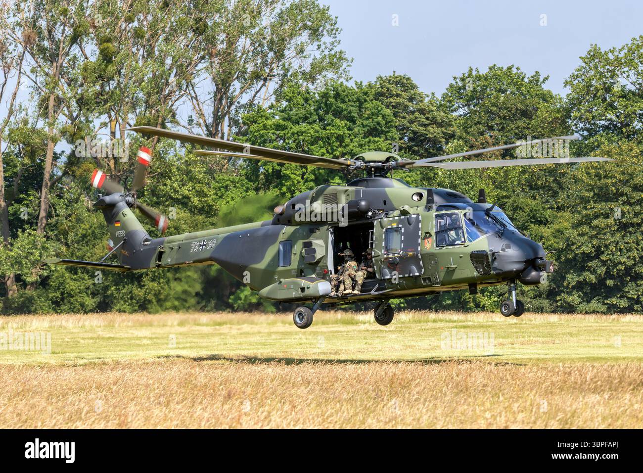 Hubschrauber der Deutschen Armee NH90 mit Soldaten, die aus einer Landezone abfliegen. Buckeburg, Deutschland - 17. Juni 2023 Stockfoto