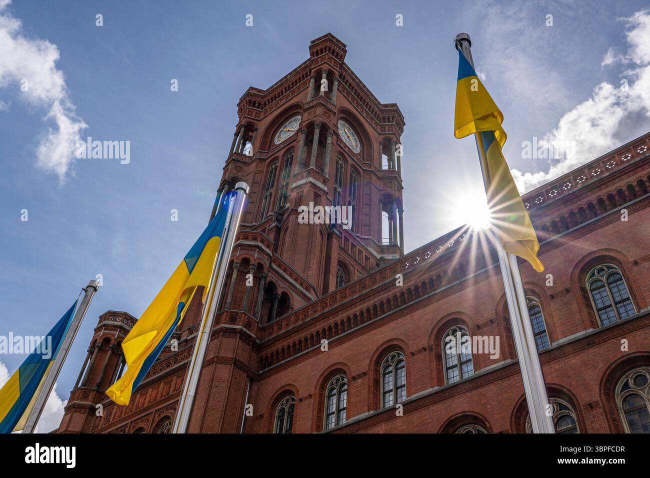 Solidarität mit der von Russland überfallenen Ukraine. Vor dem Roten Rathaus in Berlin-Mitte, dem Sitz des Regierenden Bürgermeisters, wehen ukrainische Fahnen. *** Solidarität mit der Ukraine von Russland eingefallen ukrainische Fahnen fliegen vor dem Roten Rathaus in Berlin Mitte, dem Sitz des regierenden Bürgermeisters Stockfoto