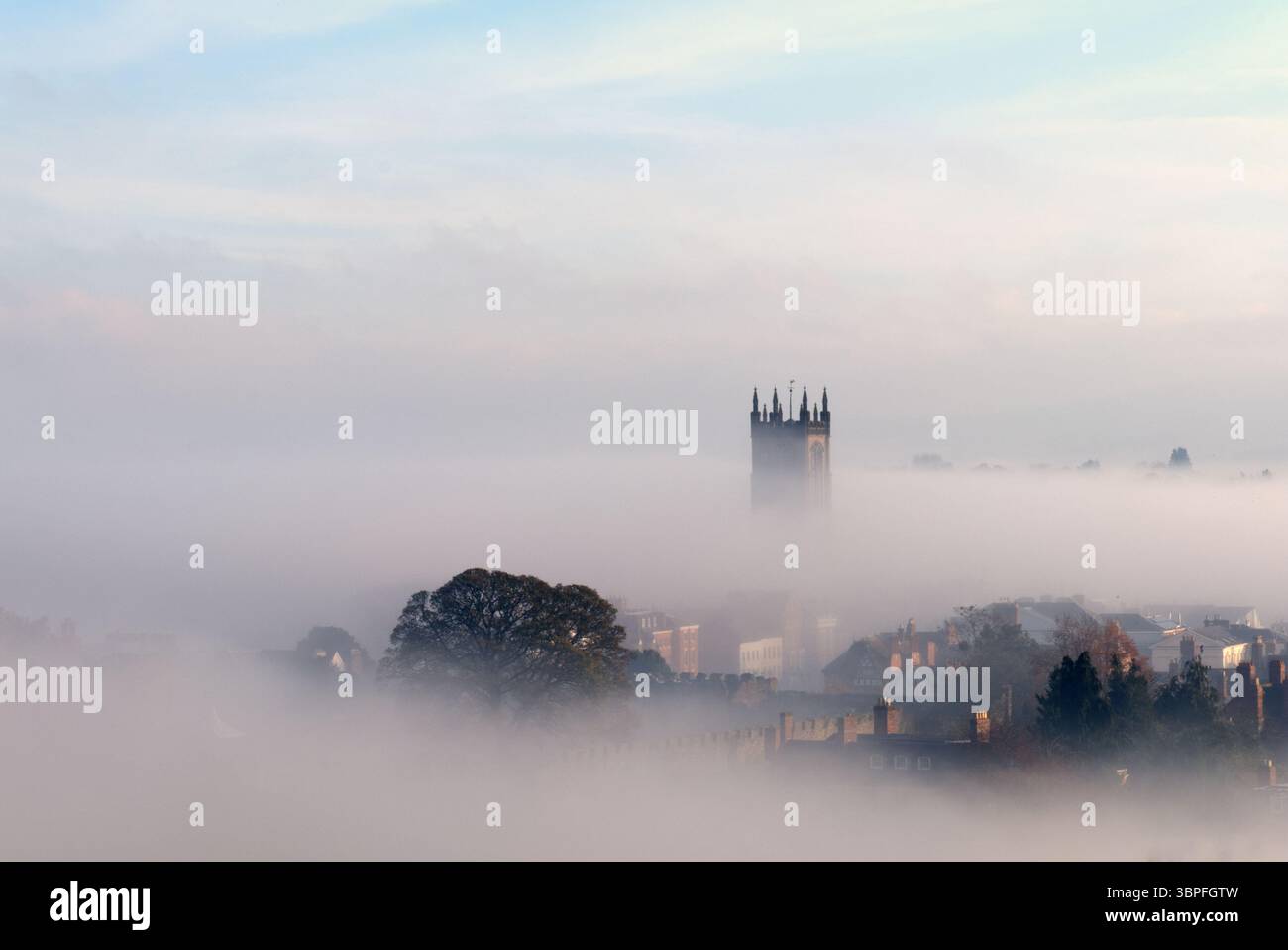 Ludlow in the Mists eines Novembermorgens aus dem Whytcliffe Common Nature Reserve: Ludlow, South Shropshire, West Midlands, Vereinigtes Königreich Stockfoto