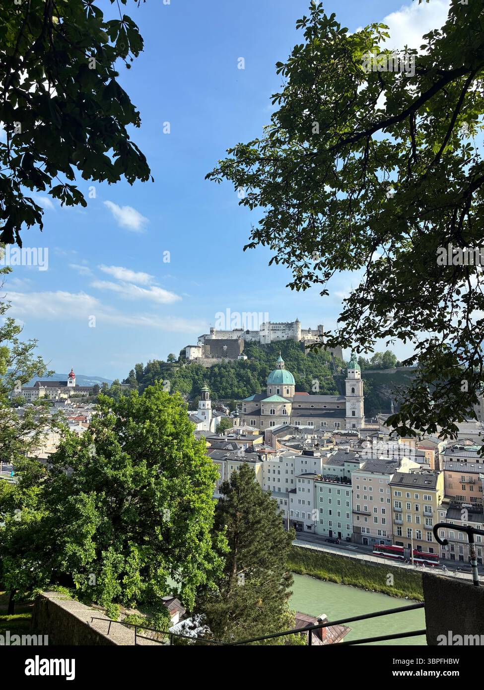 Blick von oben vom Salzburger Dom und der Festung in Salzburg Stadt, Österreich 11.06.25 - Smartphone-aufgenommenes Stockfoto