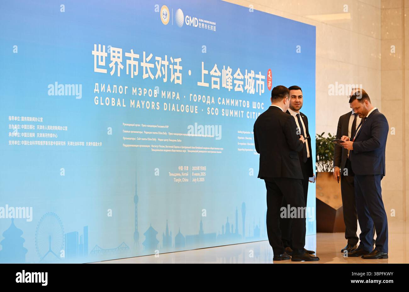 Tianjin. Juli 2025. Gäste kommunizieren während des Global Mayors Dialogue – SCO Summit Cities in der nordchinesischen Gemeinde Tianjin, 8. Juli 2025. Der Dialog wurde hier am Dienstag eröffnet. Gäste, darunter Bürgermeister, diplomatische Gesandte und Experten aus verschiedenen Ländern, wurden unter ein Dach gebracht, um ihre Meinung darüber auszutauschen, wie die Mitgliedsländer der Shanghai Cooperation Organization (SCO) die praktische Zusammenarbeit in Bereichen wie Zusammenschaltung, Handel und Investitionen, grüne Entwicklung und Austausch zwischen Menschen weiter vertiefen können. Quelle: Li Ran/Xinhua/Alamy Live News Stockfoto