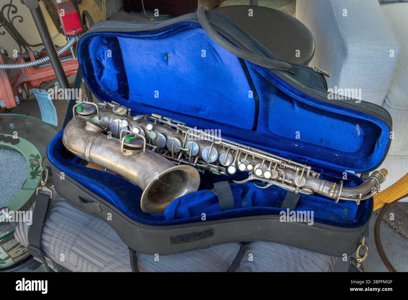 Altes altes Altsaxophon in einem blauen Gehäuse auf einem Flohmarkt in New Orleans, Louisiana Stockfoto