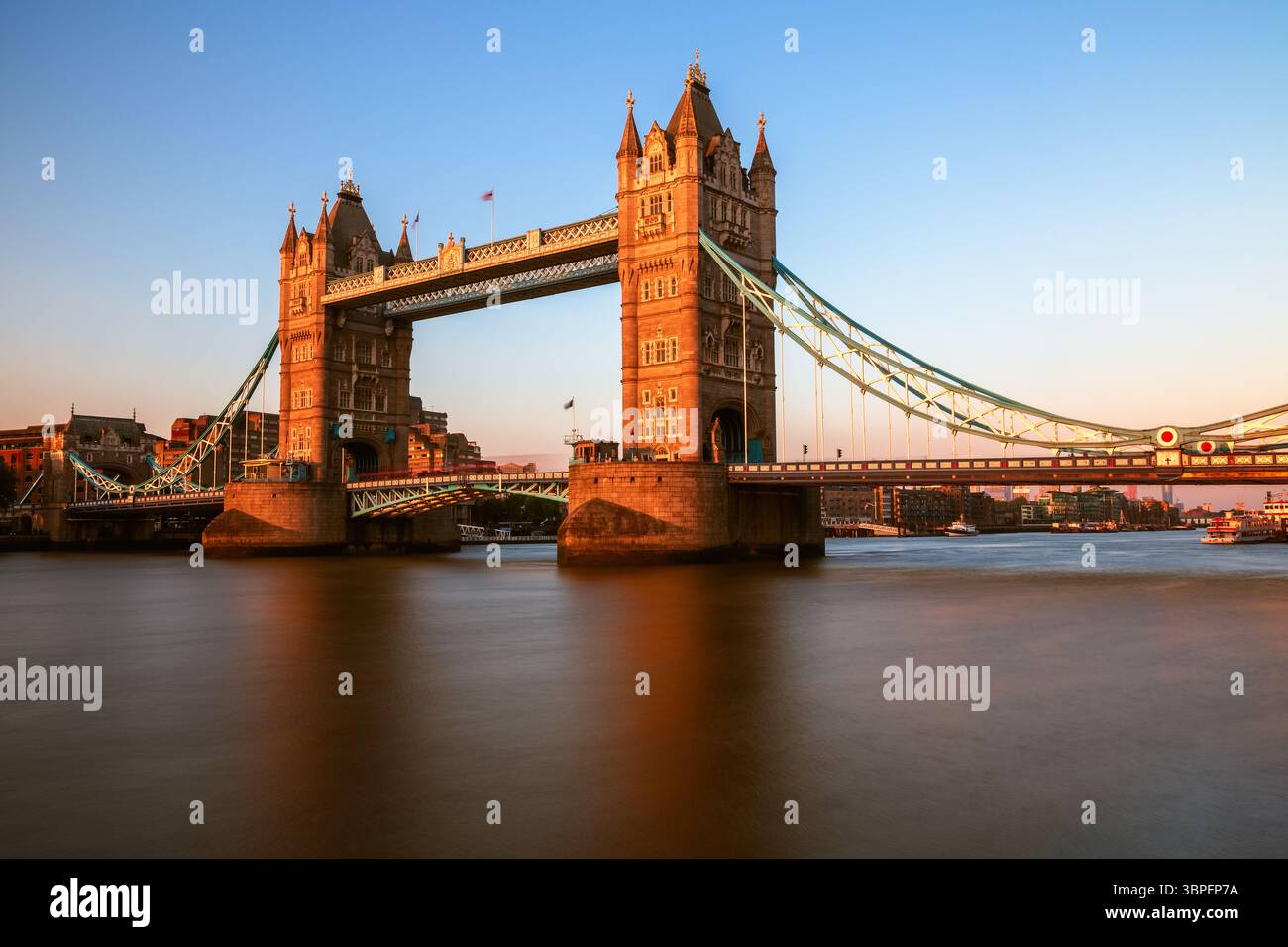 Lange Exposition, Tower Bridge über die Themse in London bei Sonnenuntergang Stockfoto