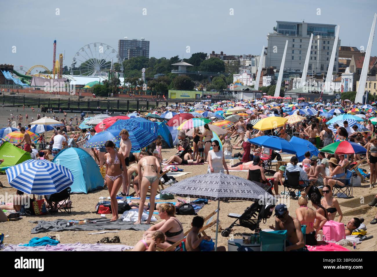 Geschäftiger Strand in Southend-on-Sea. Southend ist ein Ferienort an der Themse Mündung in Essex im Südosten Englands. Stockfoto