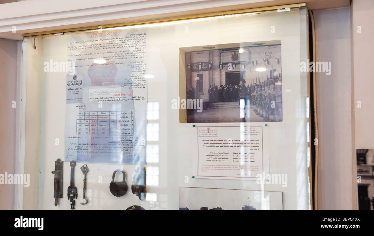 Im Hilla Museum werden historische Artefakte und Dokumente ausgestellt, die das kulturelle Erbe des Irak zeigen. Stockfoto