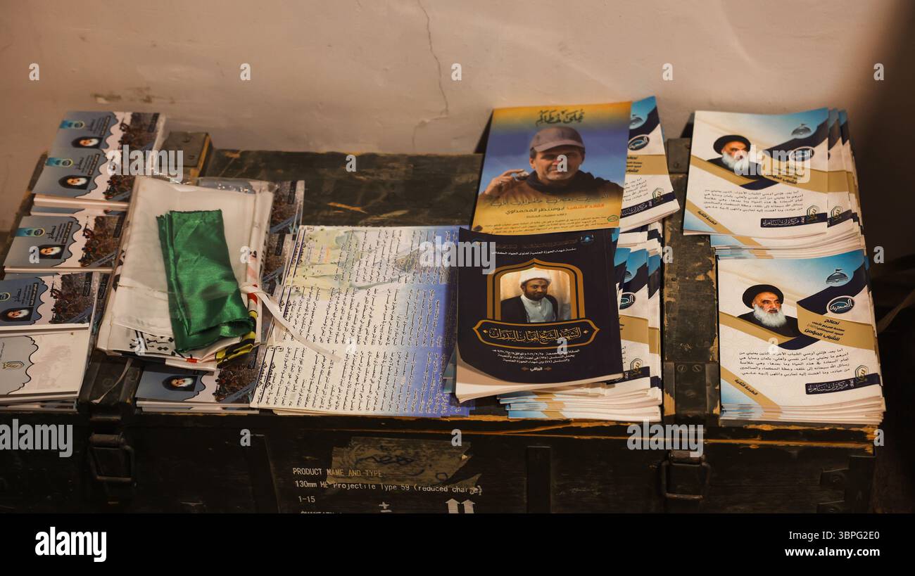 Verschiedene politische Broschüren und Literatur sind auf einem Tisch im Hilla Museum im Irak angeordnet und zeigen lokale Geschichte und Kultur. Stockfoto