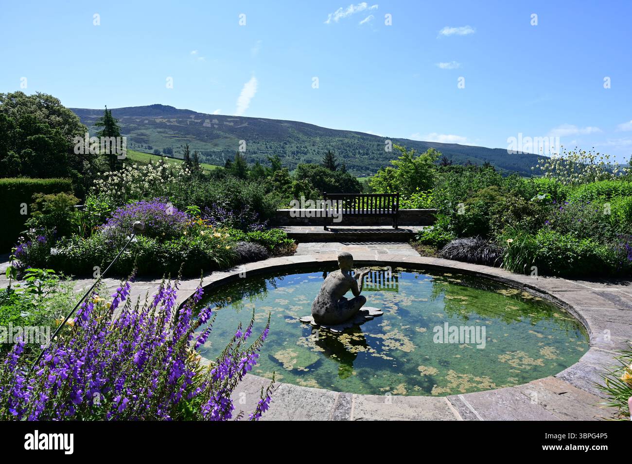 Parcevall Hall, Statue im Teich, Yorkshire Dales, Wharfedale, England Stockfoto