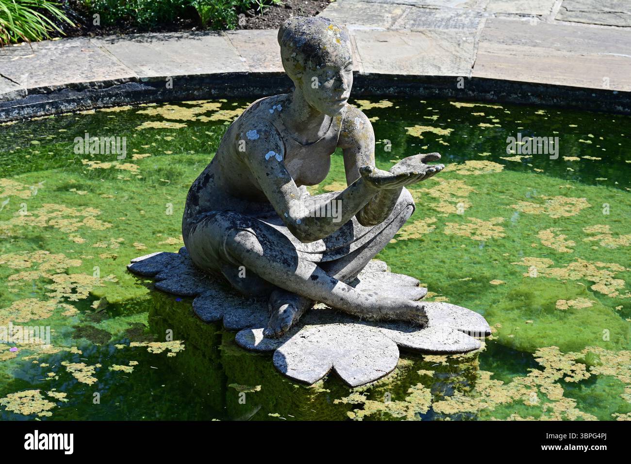 Parcevall Hall, Statue im Teich, Yorkshire Dales, Wharfedale, England Stockfoto