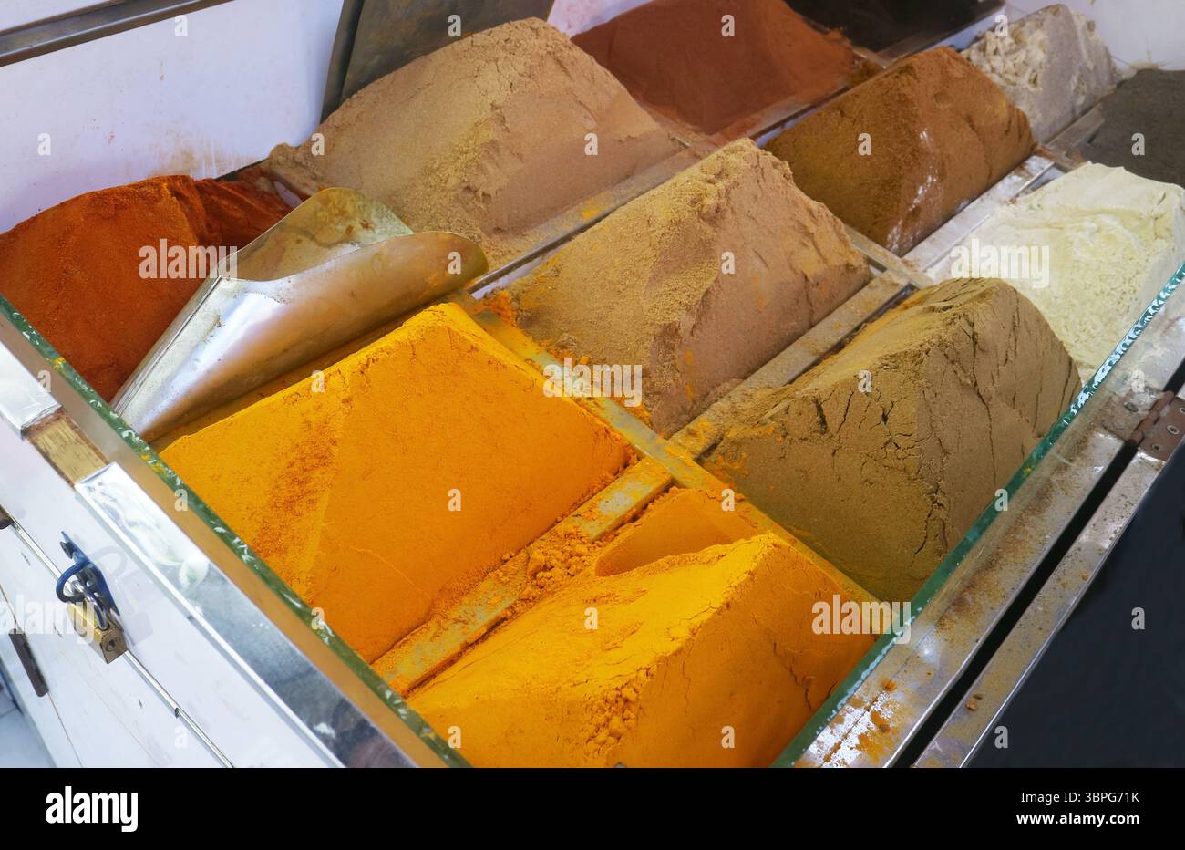 Lebendige Farben mit verschiedenen Gewürzen zum Verkauf auf dem traditionellen Markt oder Souq in Manama, der Hauptstadt Bahrains Stockfoto