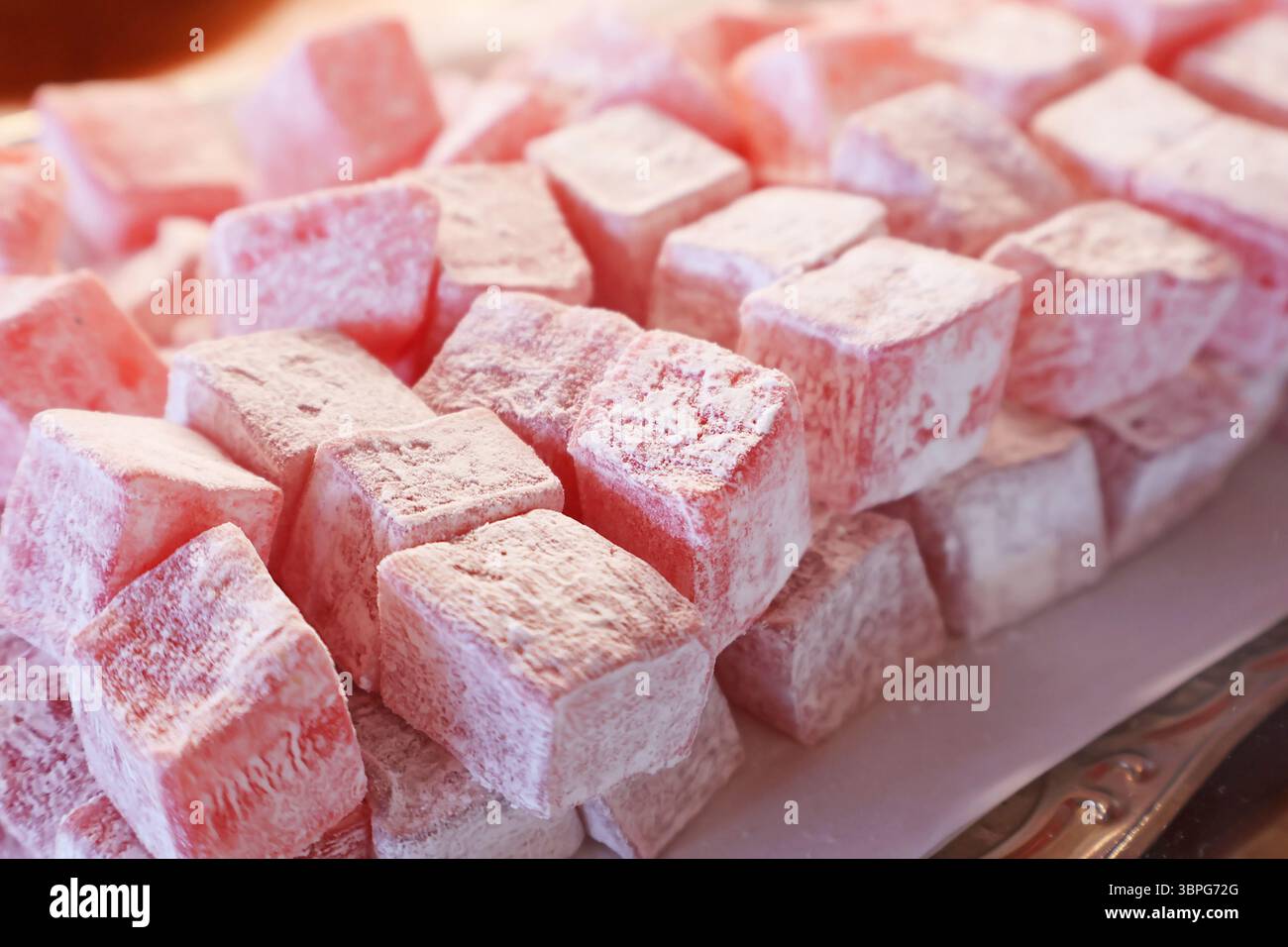 Jede Menge köstlicher türkischer Köstlichkeiten mit Rosengeschmack Stockfoto