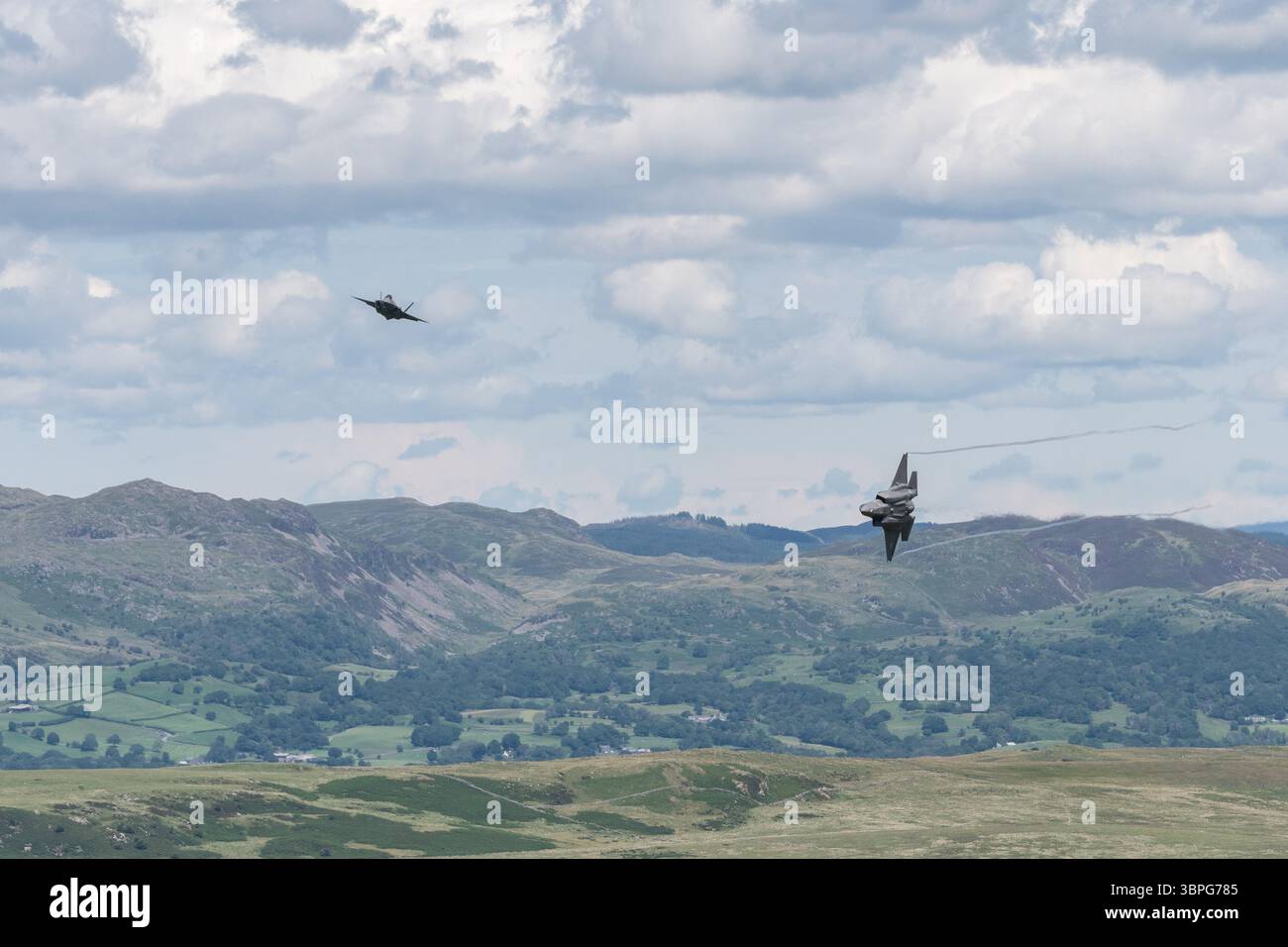 Zwei United States Air Force Lockheed Martin F-35As kreuzen die Wege beim Eintritt in die Mach Loop bei Dolgellau, Wales Stockfoto