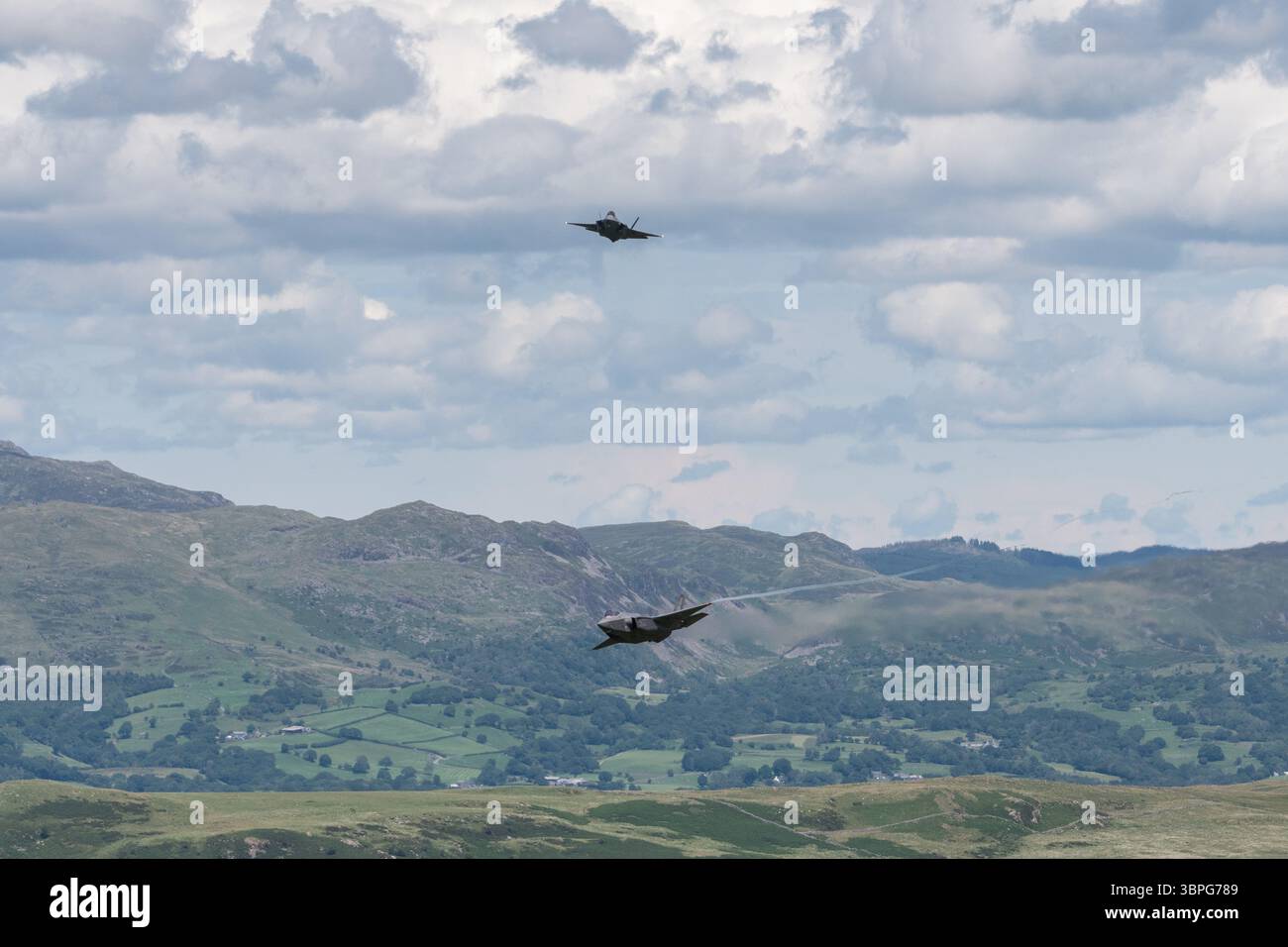 Zwei United States Air Force Lockheed Martin F-35As kreuzen die Wege beim Eintritt in die Mach Loop bei Dolgellau, Wales Stockfoto