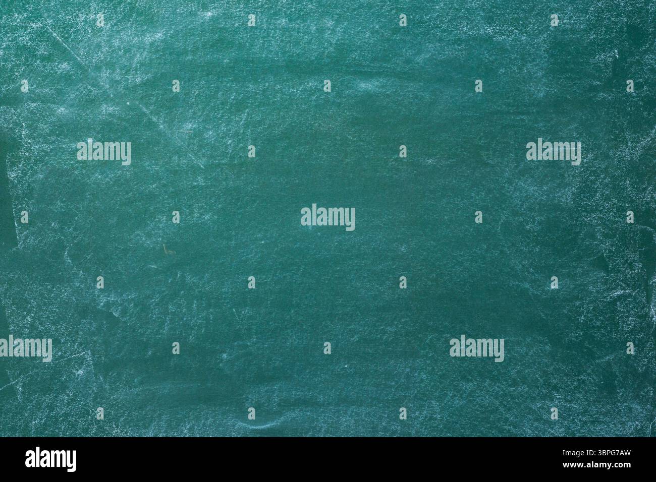Grüne Tafel mit rauer, nicht so sauberer Oberfläche, die für das Schreiben von Lehrinhalten oder Zeichnungen im Unterricht geeignet ist. Stockfoto