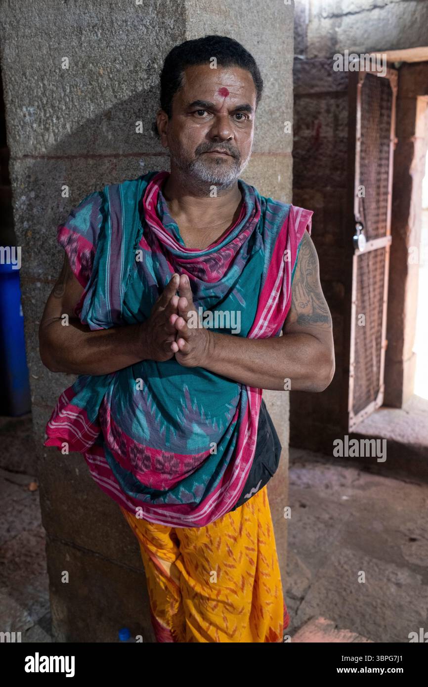 Hindupriester Prasanta Mohapatan, dessen Familie hier seit 40 Generationen verehrt, Parsurameswara Tempel, Bhubanesswar, Odisha, Indien, Asien Stockfoto