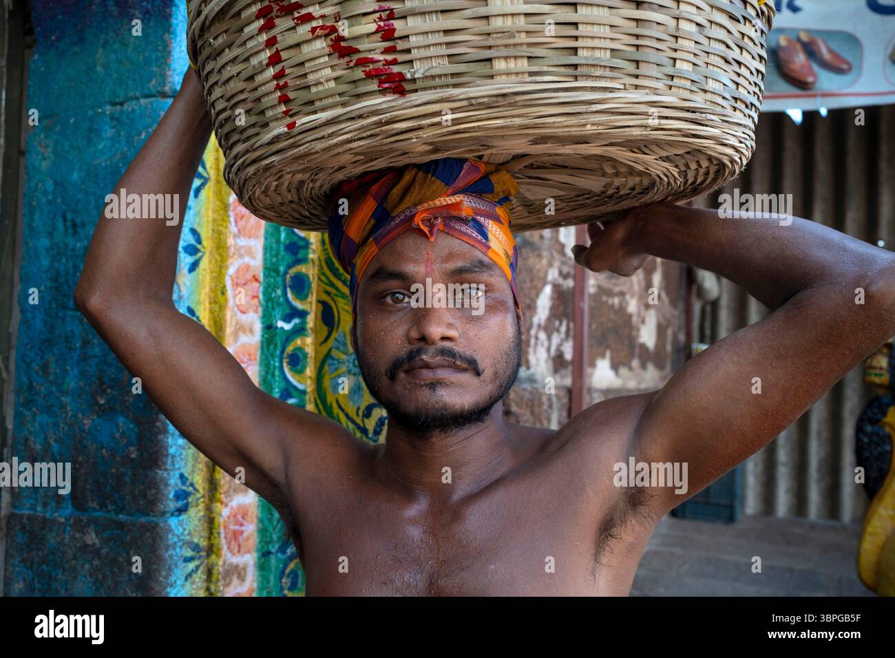 Ein Arbeiter trägt Last auf dem Kopf auf der Baustelle, Bhubanesswar, Odisha, Indien, Asien Stockfoto