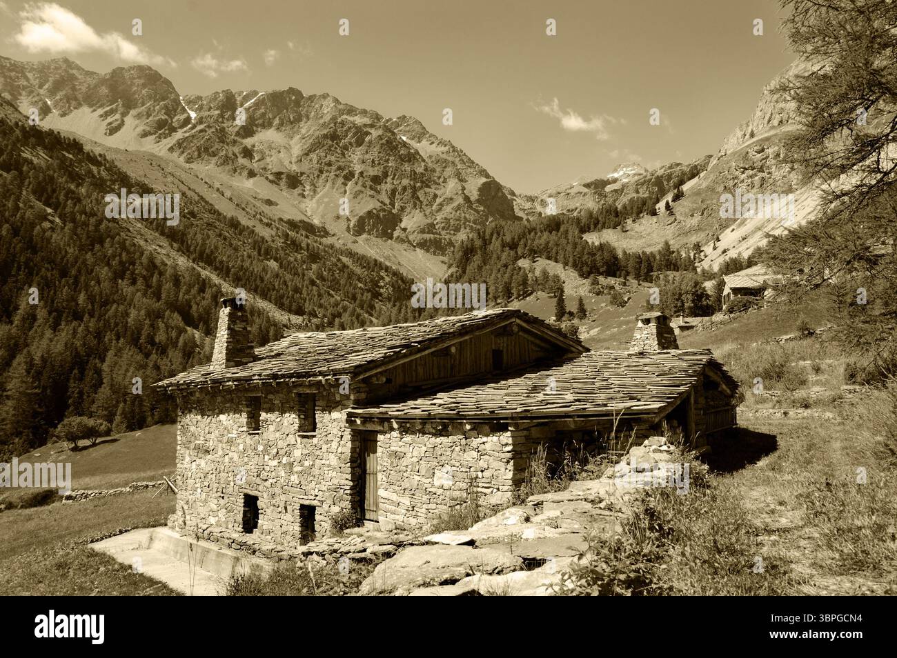 Savoie, Frankreich. Typisches traditionelles Bauernhaus aus Stein. Nationalpark Vanoise in den französischen Alpen. Sepia-Foto. Stockfoto
