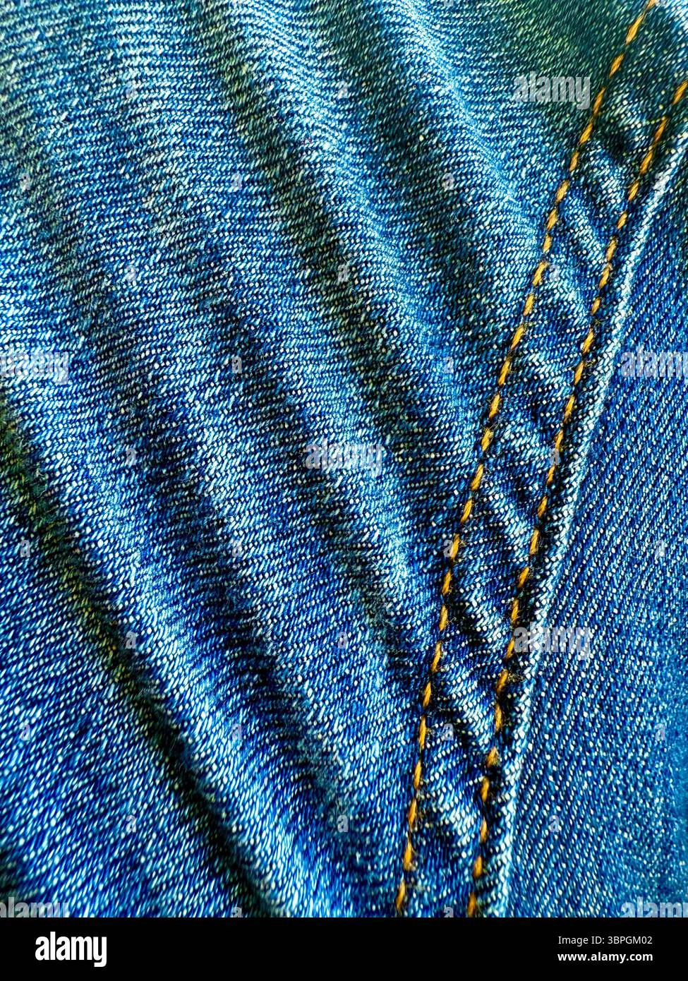 Denim-Jeans mit Falten Stockfoto