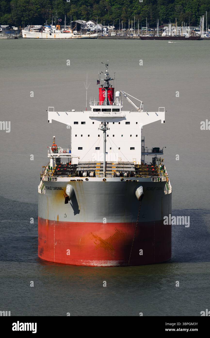 Tacoma, WA, USA - 2. Juli 2025; Massengutschiff Scarlet Cardinal in Commitcement Bay Stockfoto