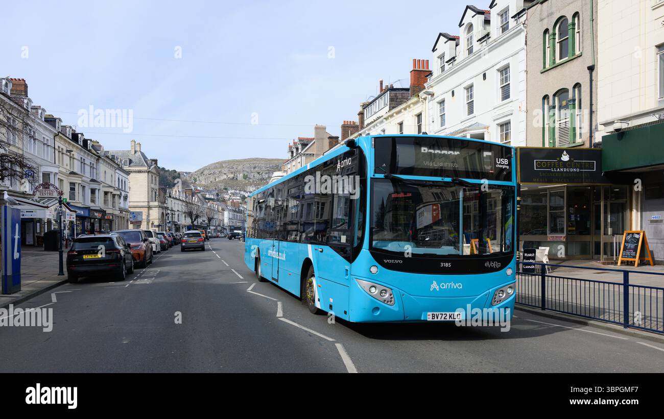 Llandudno, Wales, Großbritannien - 20. März 2025; Arriva Wales blauer Volvo Bus auf der Llandudno Street Stockfoto