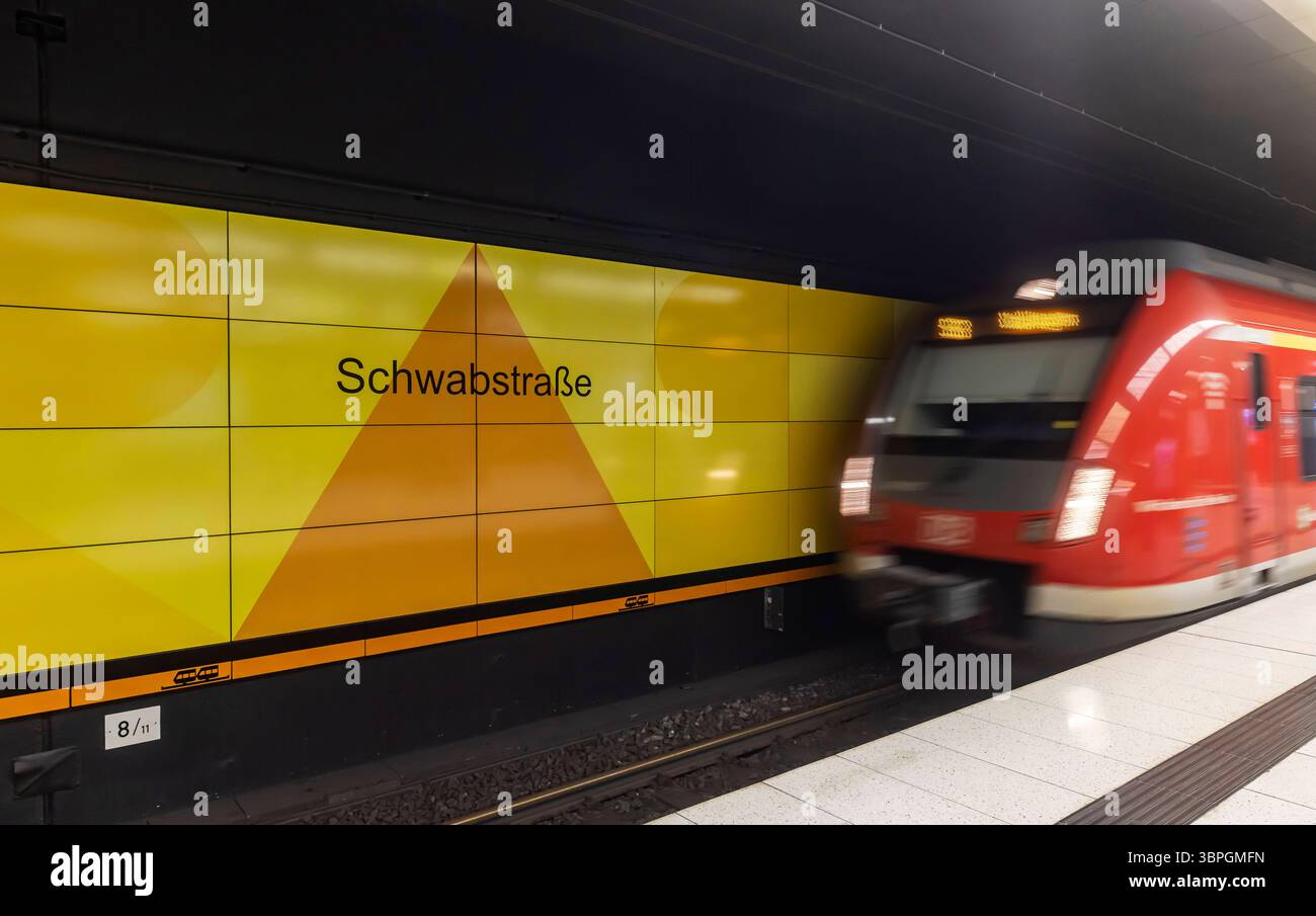 S-Bahn der Region Stuttgart in einer Haltestelle in Stuttgart. // 07.07.2025. Stuttgart, Baden-Württemberg, Deutschland *** S-Bahn der Region Stuttgart an einer Haltestelle in Stuttgart 07 07 2025 Stuttgart, Baden Württemberg, Deutschland Stockfoto S-Bahn der Region Stuttgart in einer Haltestelle in Stuttgart. // 07.07.2025. Stuttgart, Baden-Württemberg, Deutschland *** S-Bahn der Region Stuttgart an einer Haltestelle in Stuttgart 07 07 2025 Stuttgart, Baden Württemberg, Deutschland Stockfoto