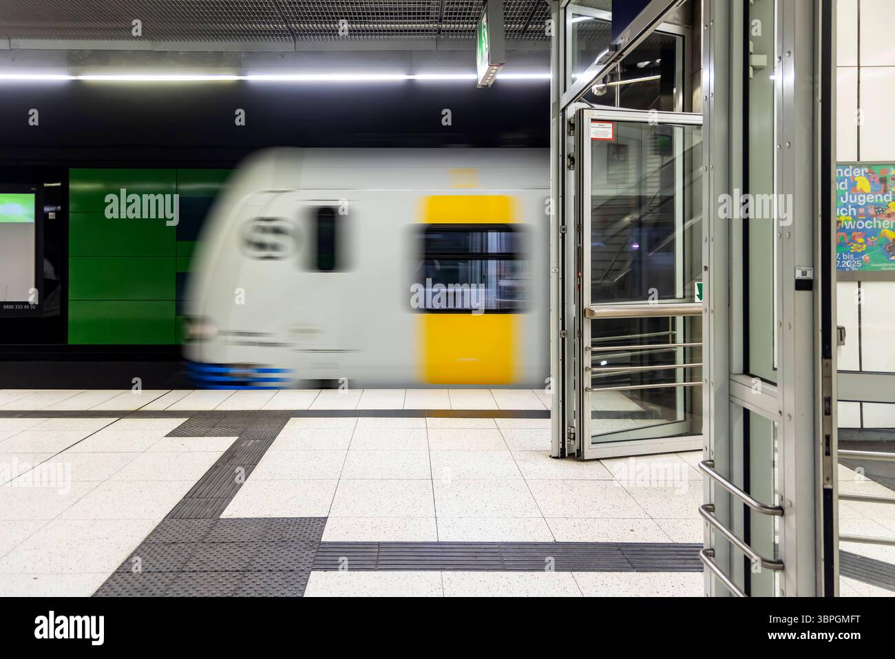 S-Bahn der Region Stuttgart in einer Haltestelle in Stuttgart. // 07.07.2025. Stuttgart, Baden-Württemberg, Deutschland *** S-Bahn der Region Stuttgart an einer Haltestelle in Stuttgart 07 07 2025 Stuttgart, Baden Württemberg, Deutschland Stockfoto S-Bahn der Region Stuttgart in einer Haltestelle in Stuttgart. // 07.07.2025. Stuttgart, Baden-Württemberg, Deutschland *** S-Bahn der Region Stuttgart an einer Haltestelle in Stuttgart 07 07 2025 Stuttgart, Baden Württemberg, Deutschland Stockfoto