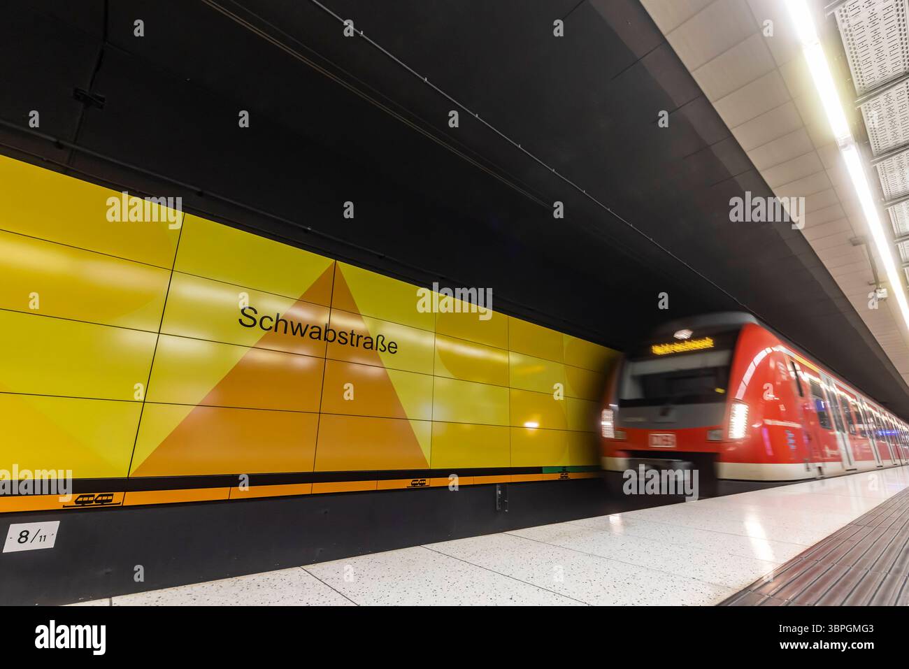 S-Bahn der Region Stuttgart in einer Haltestelle in Stuttgart. // 07.07.2025. Stuttgart, Baden-Württemberg, Deutschland *** S-Bahn der Region Stuttgart an einer Haltestelle in Stuttgart 07 07 2025 Stuttgart, Baden Württemberg, Deutschland Stockfoto S-Bahn der Region Stuttgart in einer Haltestelle in Stuttgart. // 07.07.2025. Stuttgart, Baden-Württemberg, Deutschland *** S-Bahn der Region Stuttgart an einer Haltestelle in Stuttgart 07 07 2025 Stuttgart, Baden Württemberg, Deutschland Stockfoto