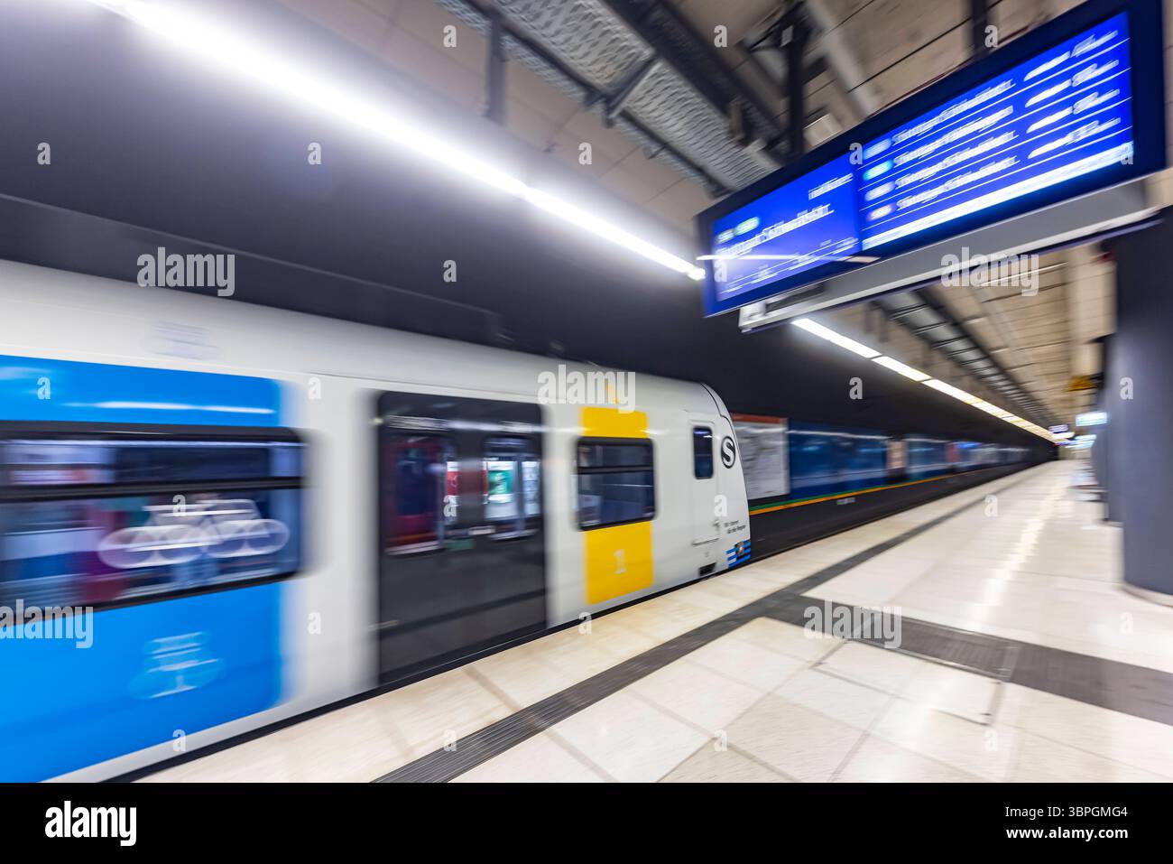 S-Bahn der Region Stuttgart in einer Haltestelle in Stuttgart. // 07.07.2025. Stuttgart, Baden-Württemberg, Deutschland *** S-Bahn der Region Stuttgart an einer Haltestelle in Stuttgart 07 07 2025 Stuttgart, Baden Württemberg, Deutschland Stockfoto S-Bahn der Region Stuttgart in einer Haltestelle in Stuttgart. // 07.07.2025. Stuttgart, Baden-Württemberg, Deutschland *** S-Bahn der Region Stuttgart an einer Haltestelle in Stuttgart 07 07 2025 Stuttgart, Baden Württemberg, Deutschland Stockfoto
