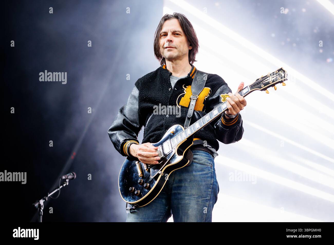 Oslo, Norwegen. Juni 2025. Die US-amerikanische Rockband Weezer gibt ein Live-Konzert während des norwegischen Musikfestivals Tons of Rock 2025 in Oslo. Hier ist Gitarrist Brian Bell live auf der Bühne zu sehen. Stockfoto