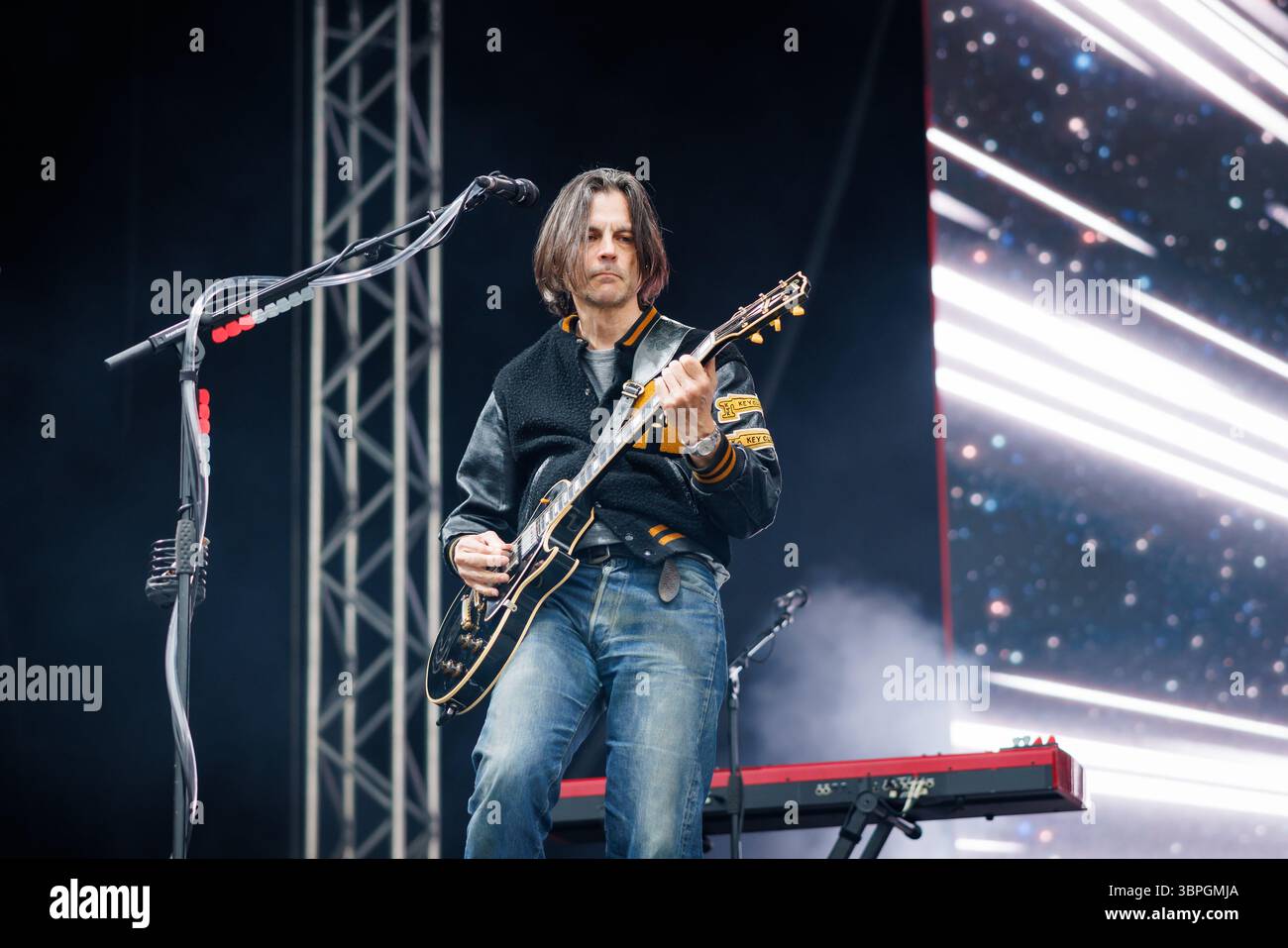 Oslo, Norwegen. Juni 2025. Die US-amerikanische Rockband Weezer gibt ein Live-Konzert während des norwegischen Musikfestivals Tons of Rock 2025 in Oslo. Hier ist Gitarrist Brian Bell live auf der Bühne zu sehen. Stockfoto