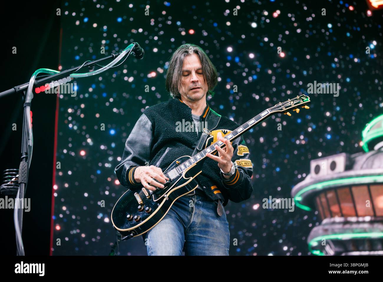 Oslo, Norwegen. Juni 2025. Die US-amerikanische Rockband Weezer gibt ein Live-Konzert während des norwegischen Musikfestivals Tons of Rock 2025 in Oslo. Hier ist Gitarrist Brian Bell live auf der Bühne zu sehen. Stockfoto