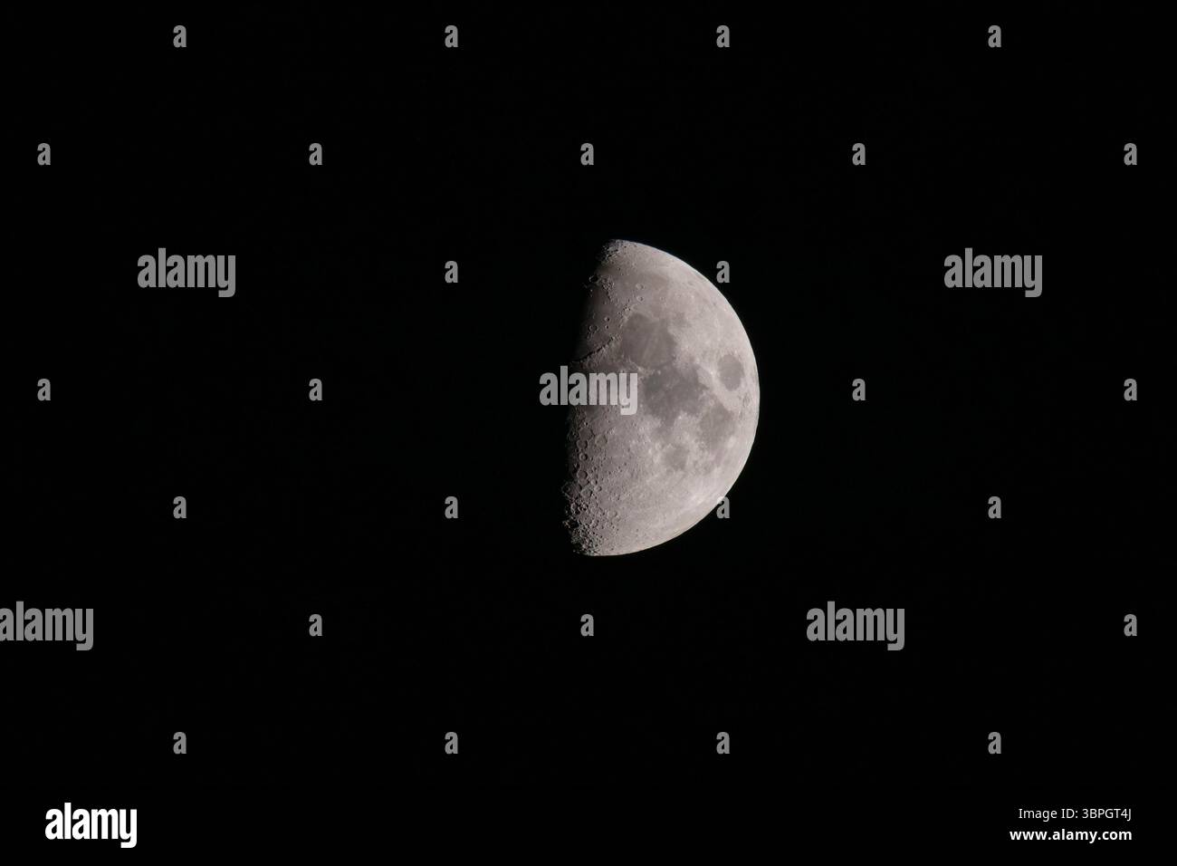 Der Mond wird nachts über Köln gewachsen Stockfoto